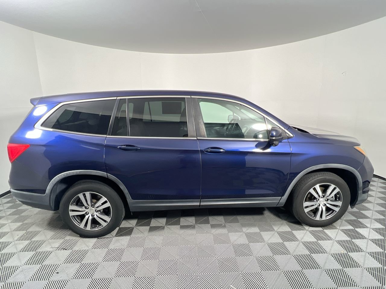 Used 2017 Honda Pilot EX image 2