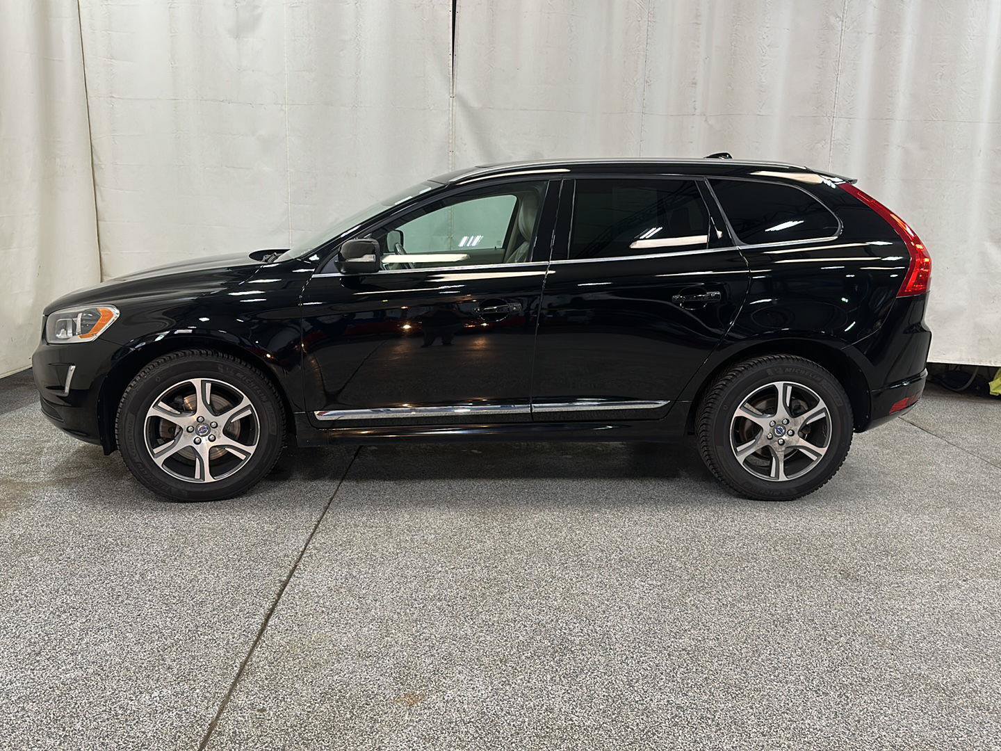 Used 2015 Volvo XC60 T6 w/ Protection Package AWD/4WD image 2