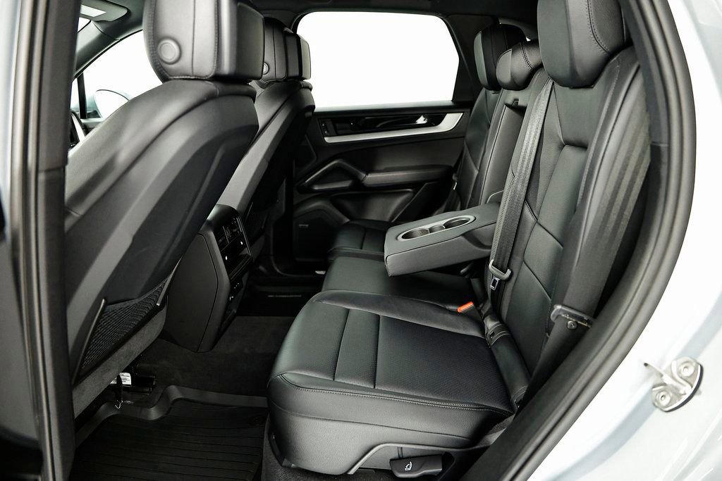 Certified 2025 Porsche Cayenne AWD/4WD image 27