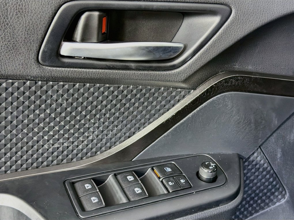 Used 2018 Toyota C-HR XLE FWD image 22