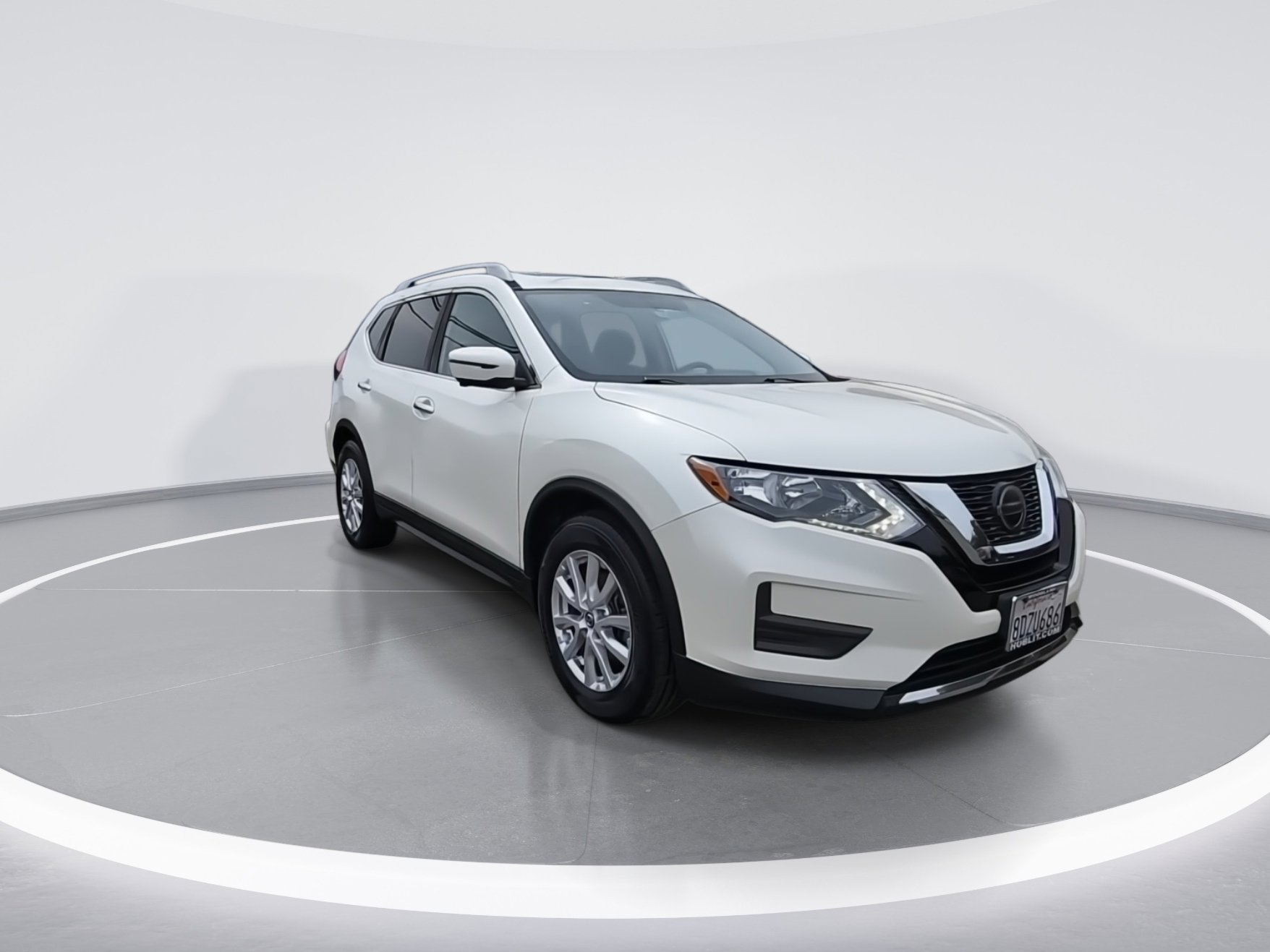 Used 2018 Nissan Rogue SV w/ Sun & Sound Touring Package image 2