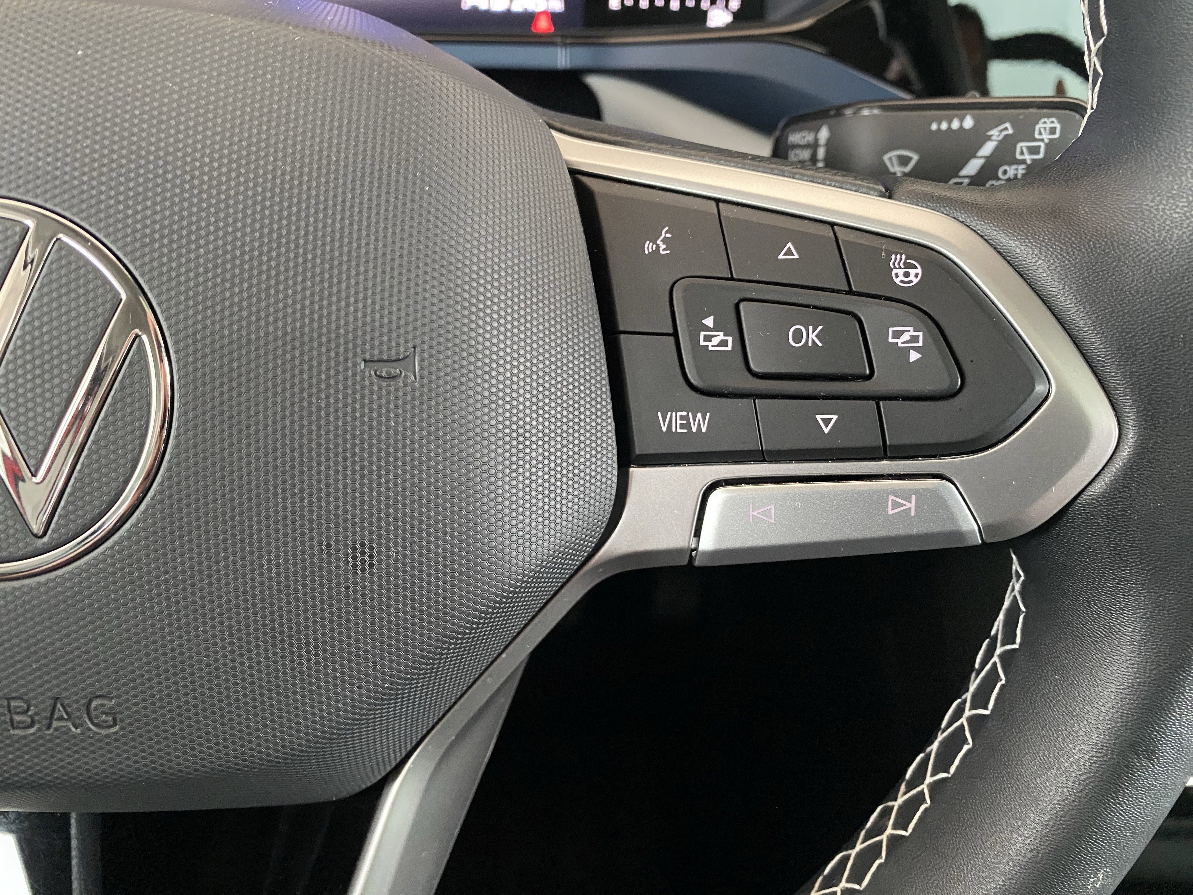 Used 2023 Volkswagen Taos SE w/ Panoramic Sunroof Package image 7