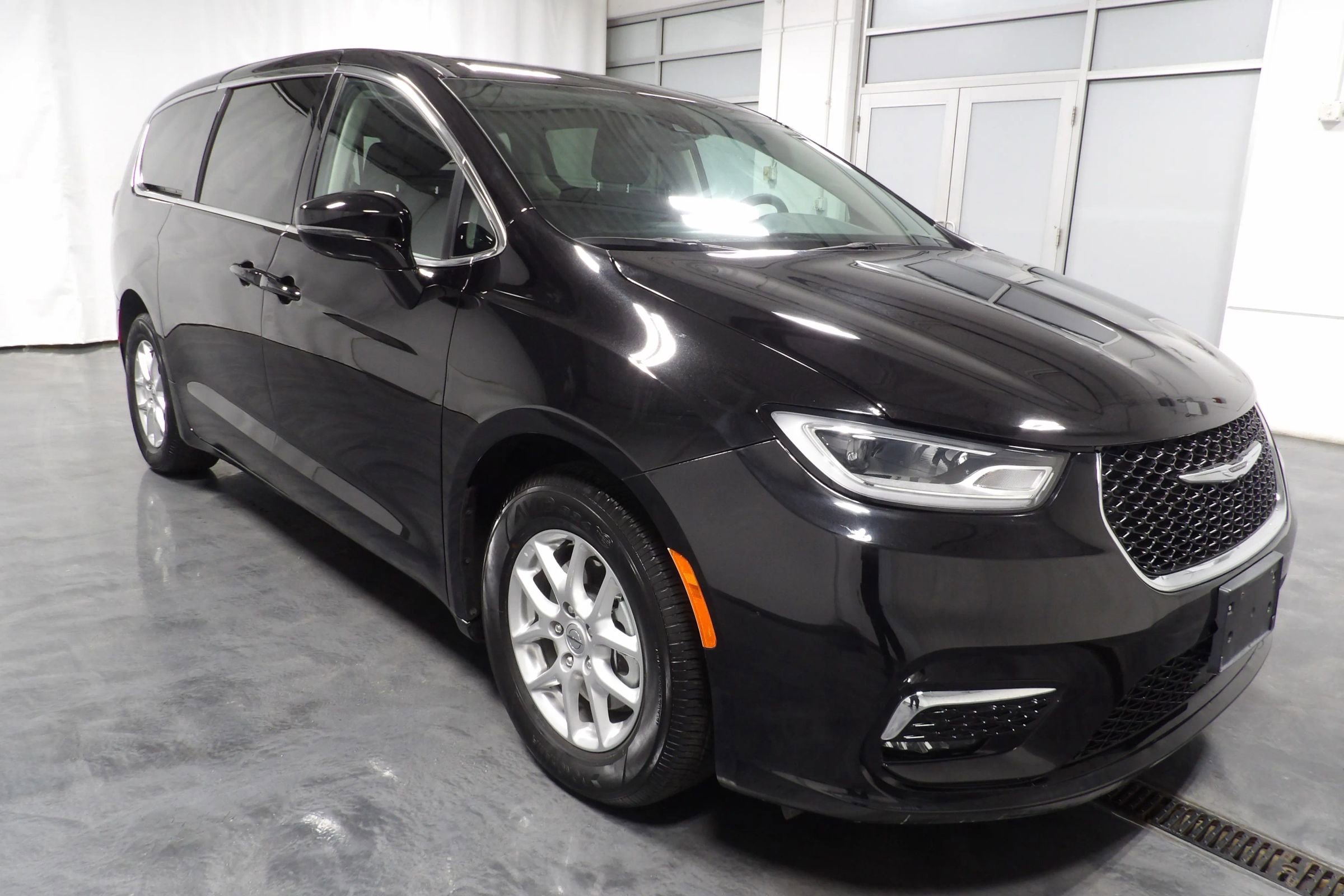 Used 2024 Chrysler Pacifica Limited image 2