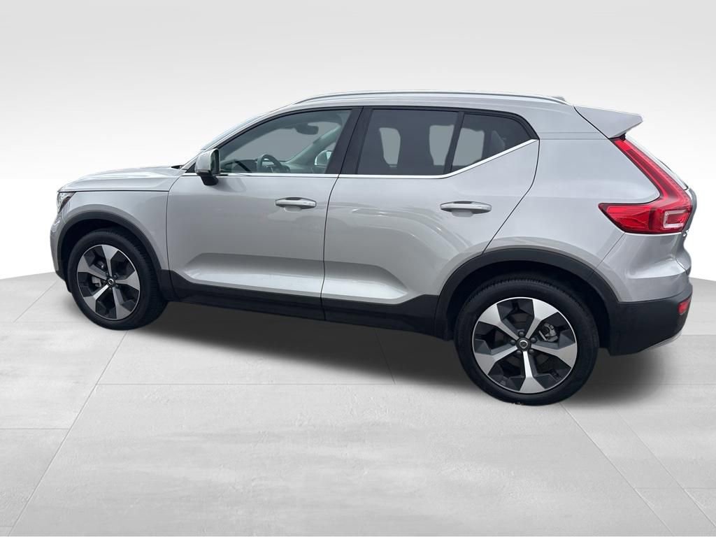 Used 2025 Volvo XC40 B5 Plus AWD/4WD image 16