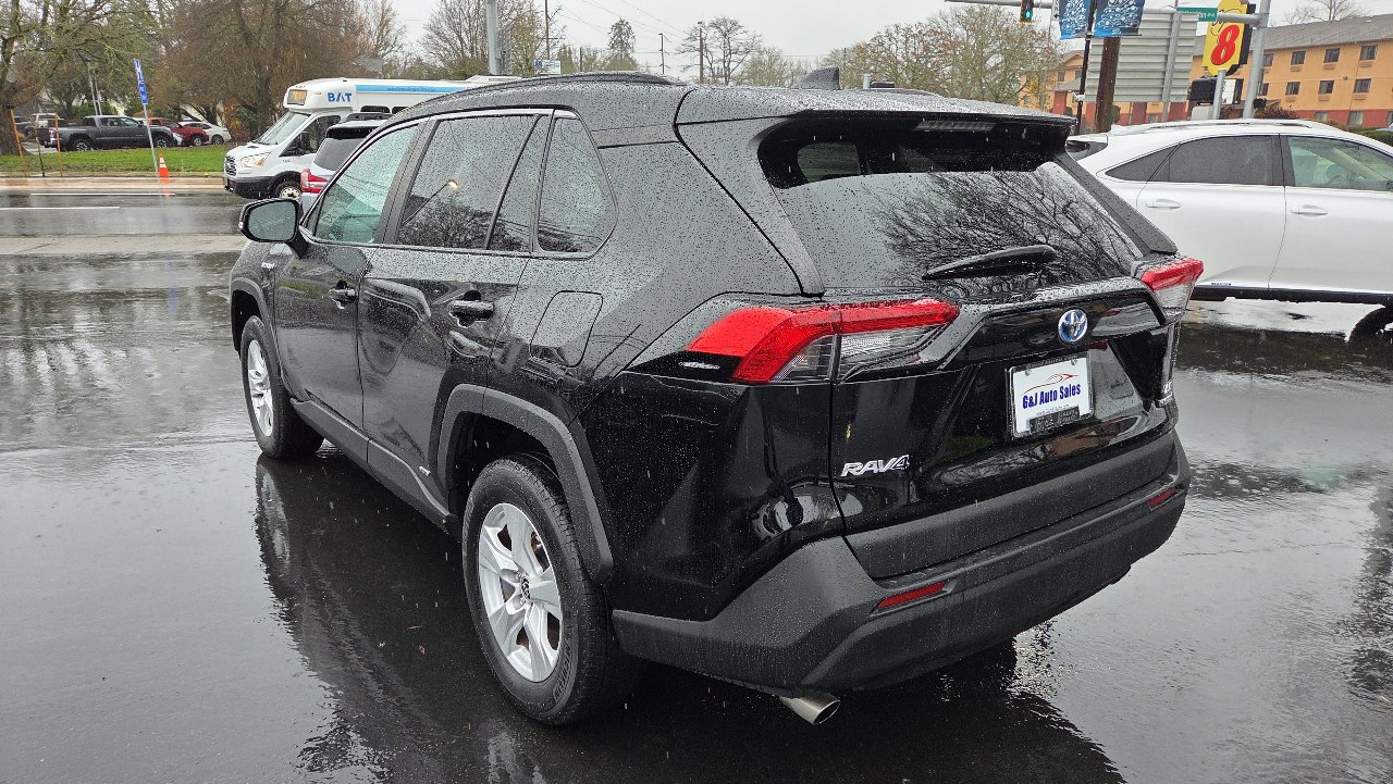 Used 2021 Toyota RAV4 LE image 11