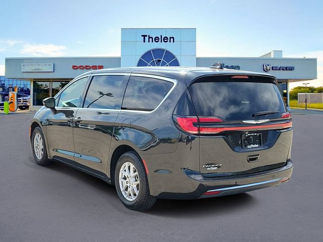 Used 2023 Chrysler Pacifica Touring-L FWD image 3