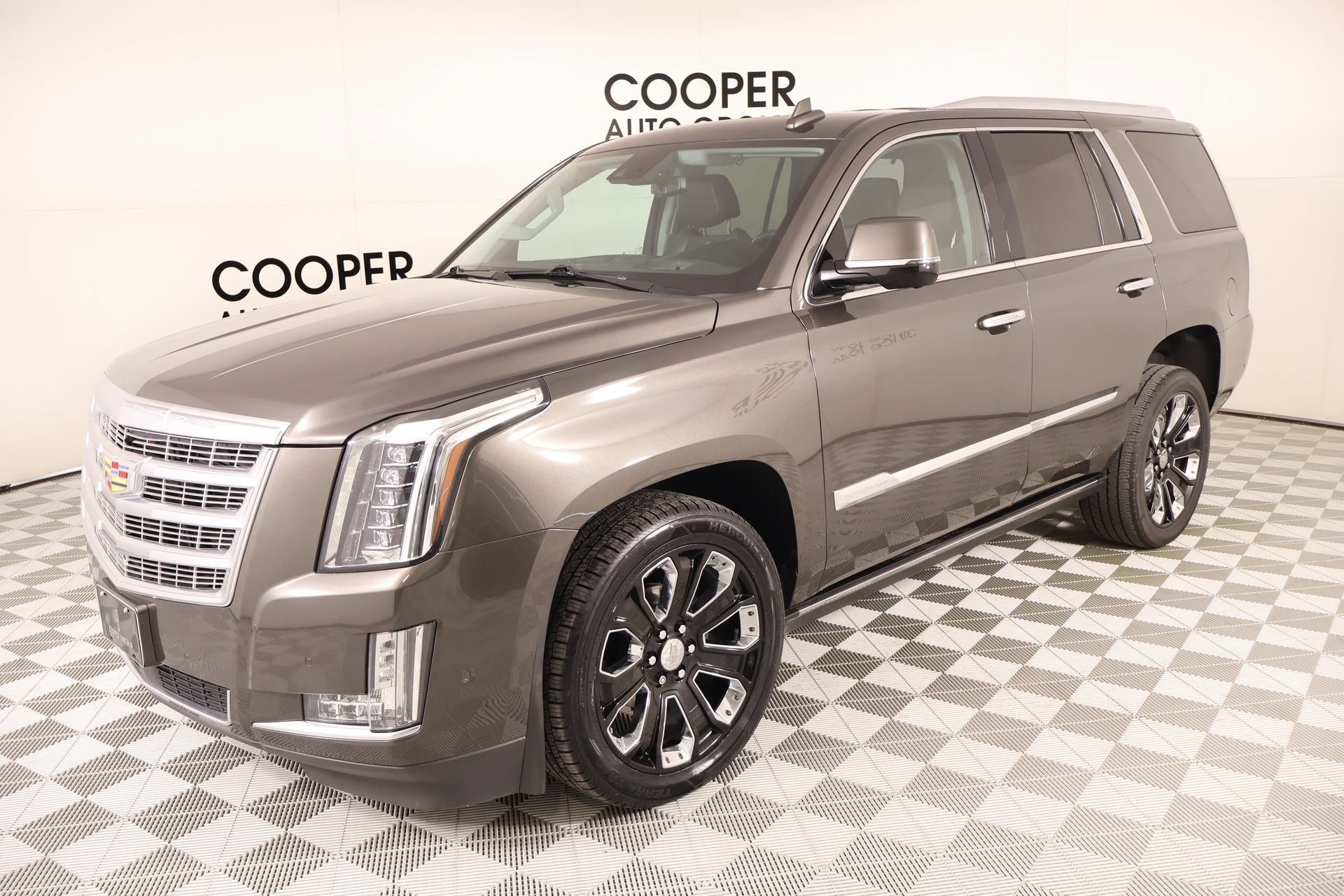 Used 2020 Cadillac Escalade Premium Luxury w/ LPO, Radiant Package AWD/4WD image 11