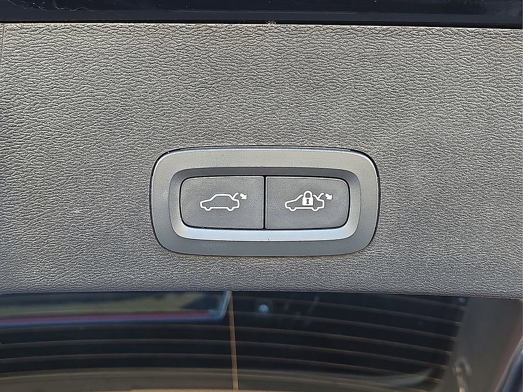 Certified 2023 Volvo XC40 B5 Plus w/ Protection Package Premier image 16