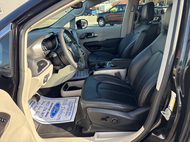 Used 2024 Chrysler Pacifica Touring-L FWD image 12