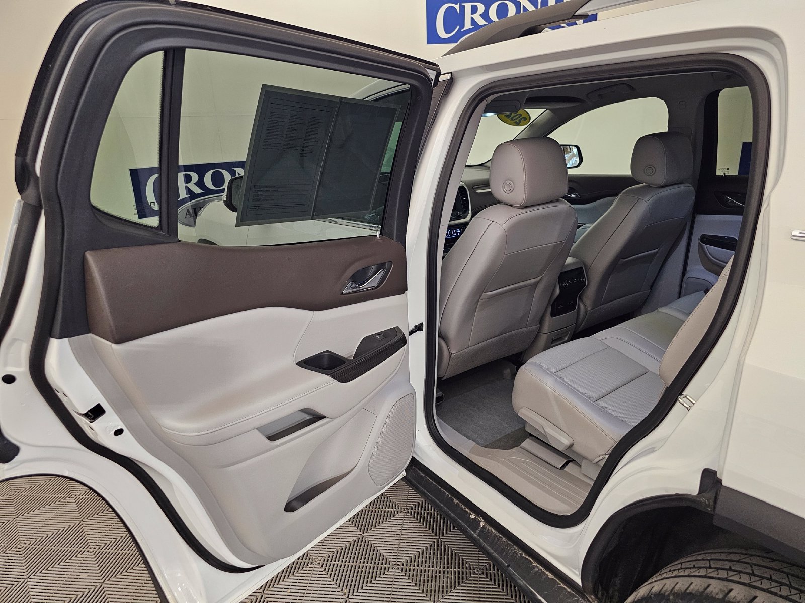 Used 2023 GMC Acadia SLT AWD/4WD image 21