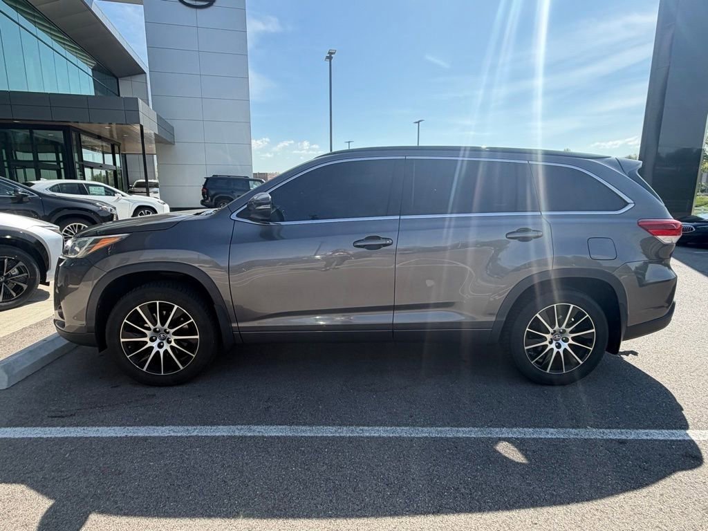 Used 2017 Toyota Highlander SE image 2