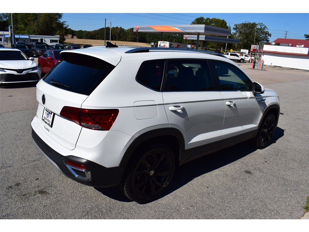 Used 2023 Volkswagen Taos SE w/ Panoramic Sunroof Package image 5