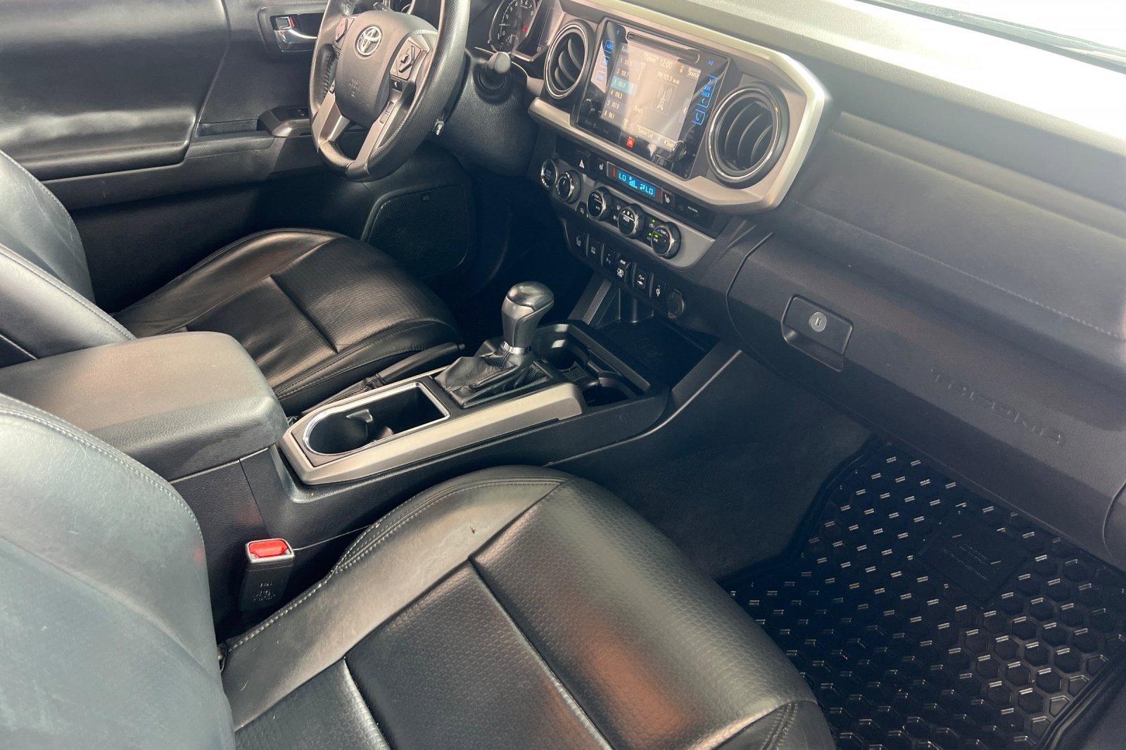 Used 2018 Toyota Tacoma Limited image 12