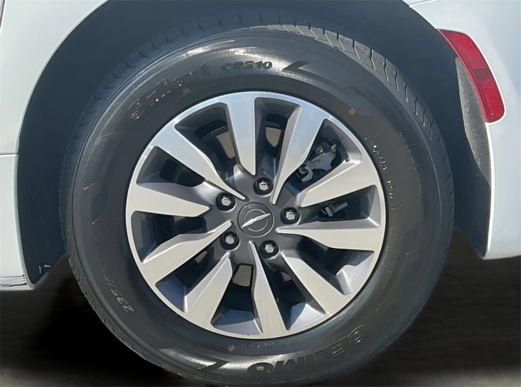 Used 2024 Chrysler Pacifica Select image 47