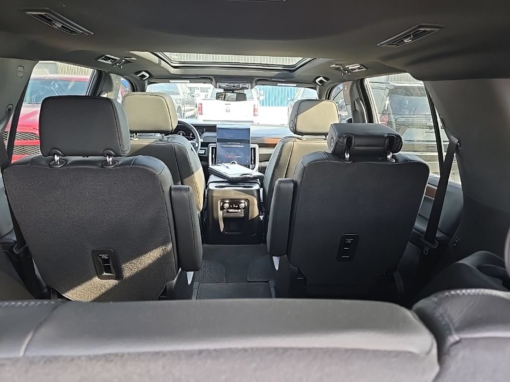 Used 2026 GMC Yukon Denali w/ Sun & Power Step Package AWD/4WD image 10