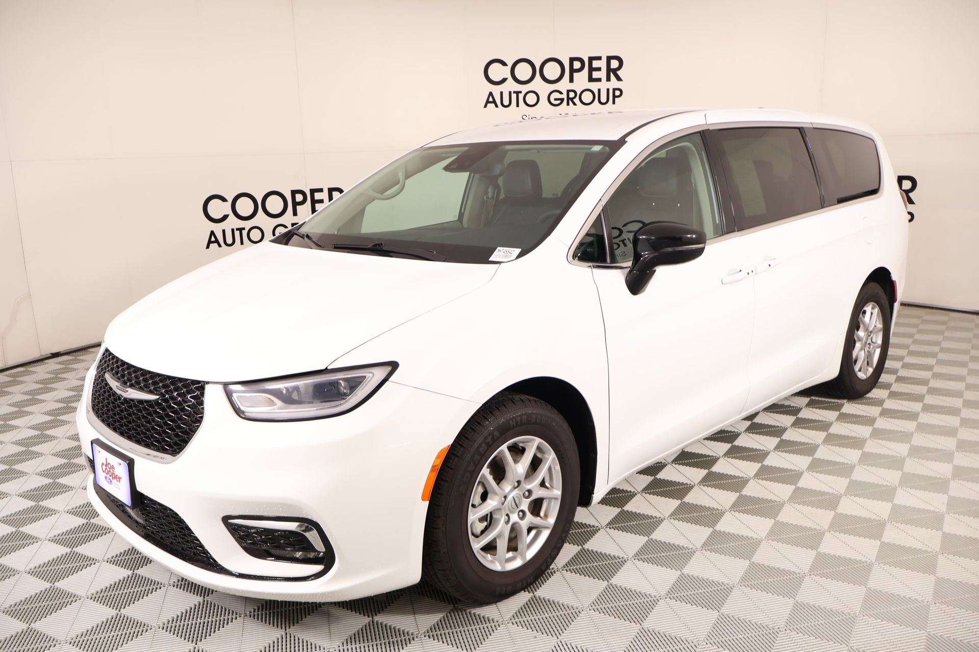 Used 2024 Chrysler Pacifica Touring-L FWD image 8