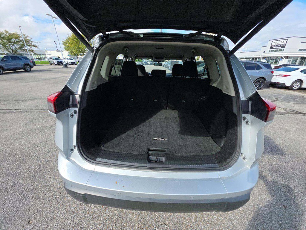 Used 2025 Nissan Rogue SV AWD/4WD image 9
