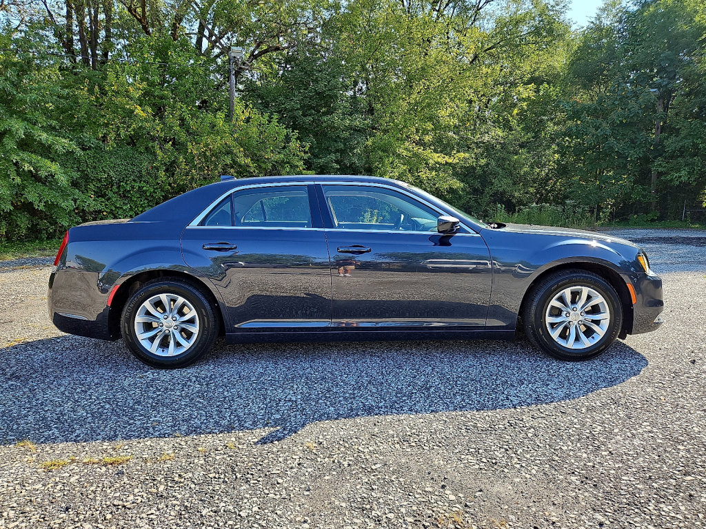 Used 2018 Chrysler 300 Touring image 6