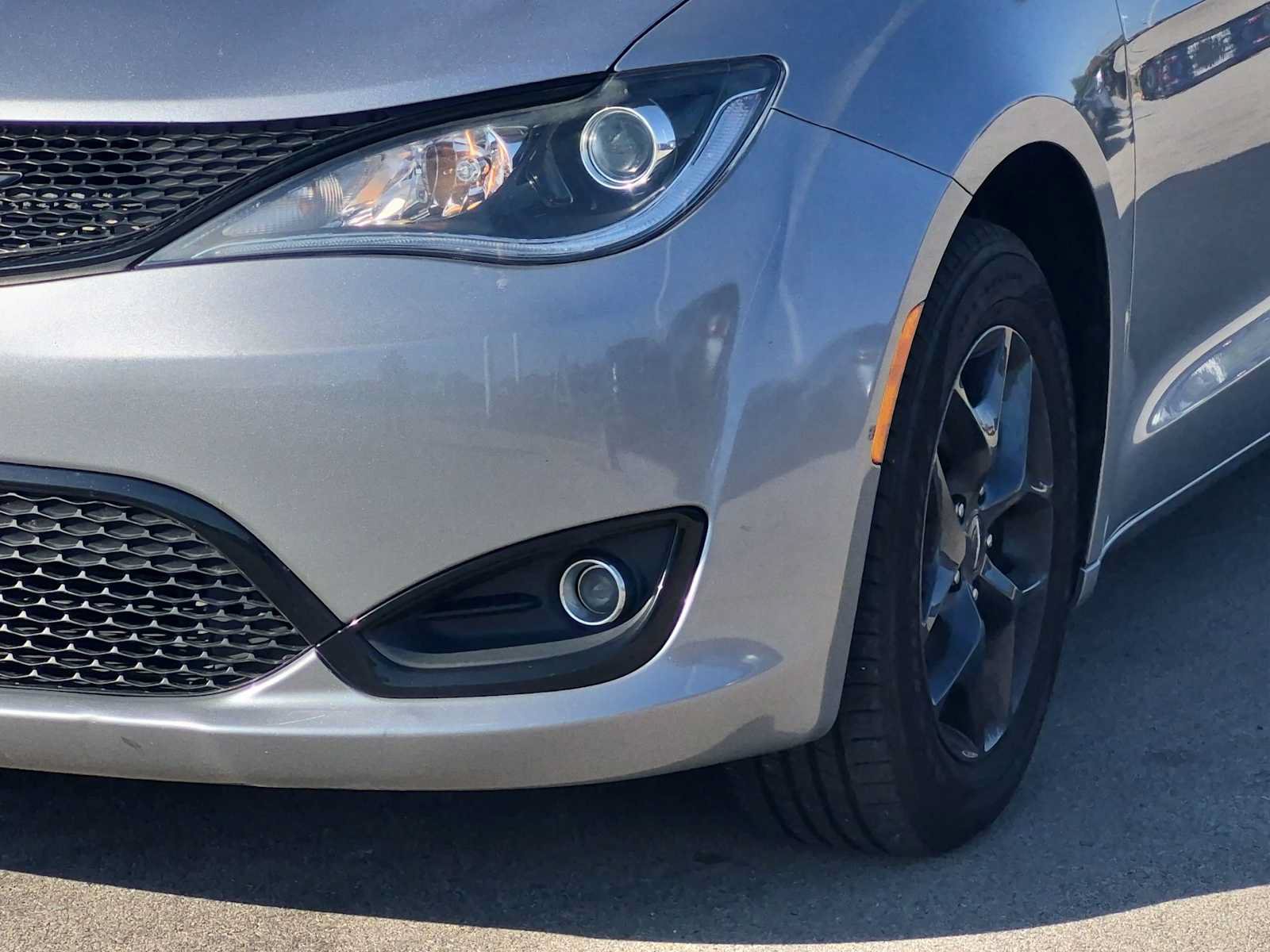Used 2019 Chrysler Pacifica Touring Plus w/ S Appearance Package FWD image 11