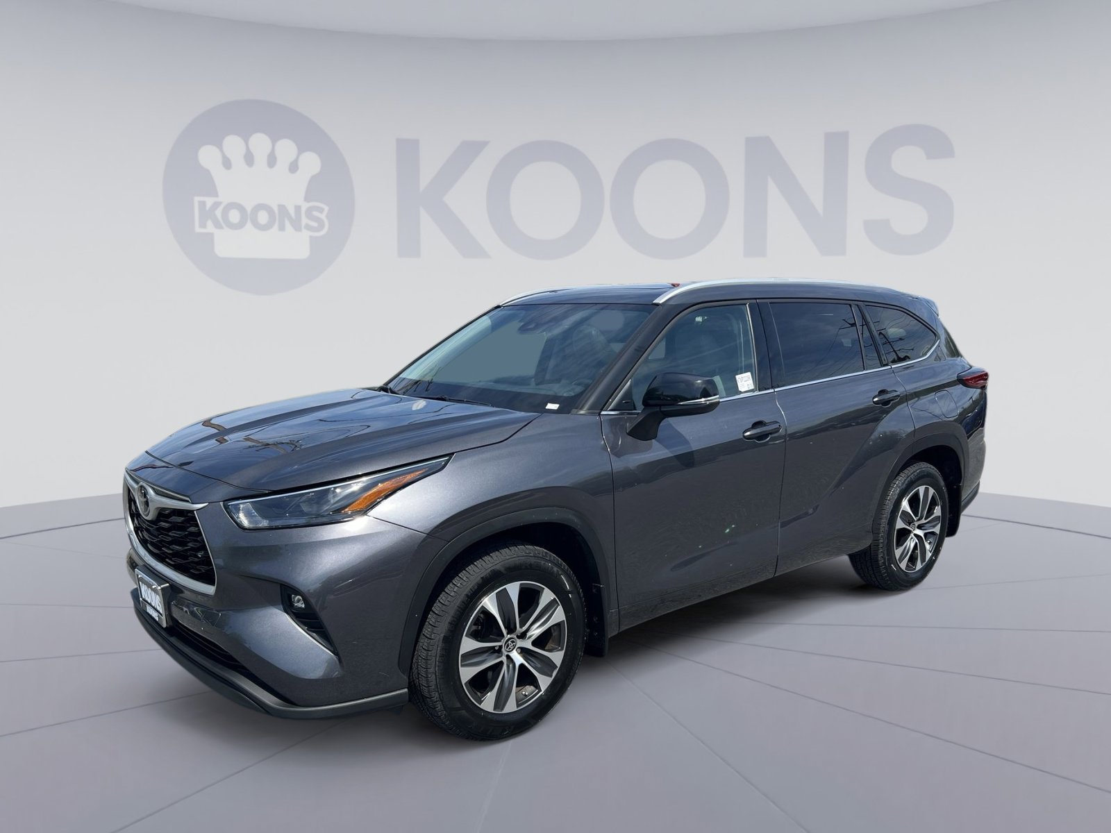 Used 2022 Toyota Highlander XLE AWD/4WD image 1