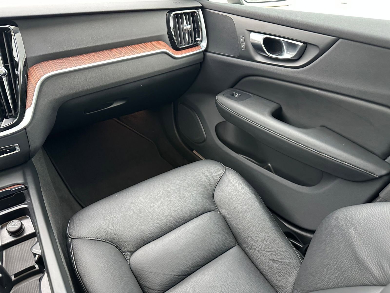 Used 2025 Volvo V60 B5 Cross Country Plus image 34