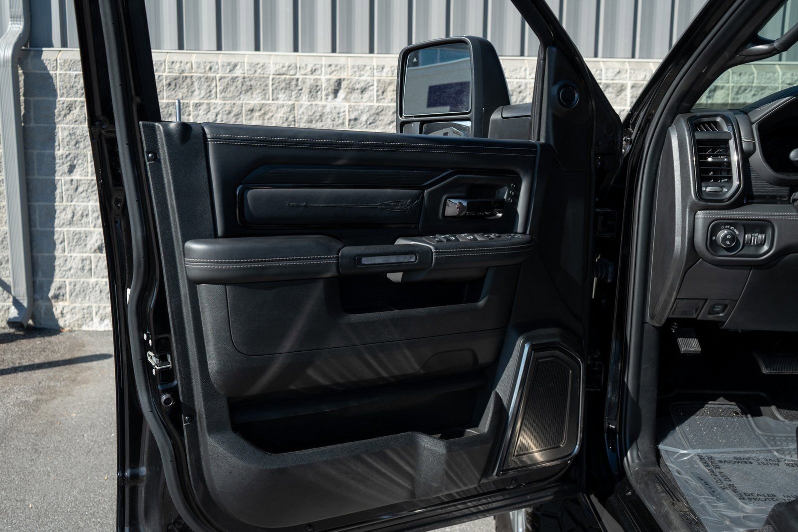 Used 2024 RAM 2500 Limited image 25