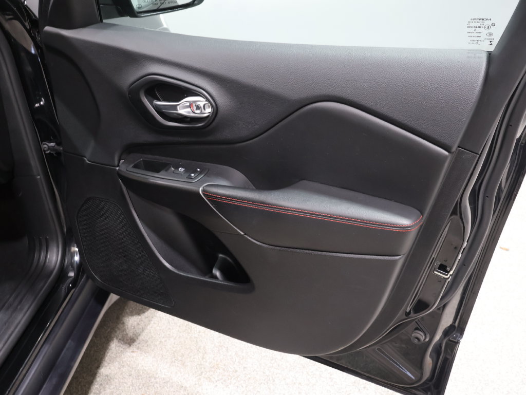 Used 2021 Jeep Cherokee Trailhawk AWD/4WD image 23