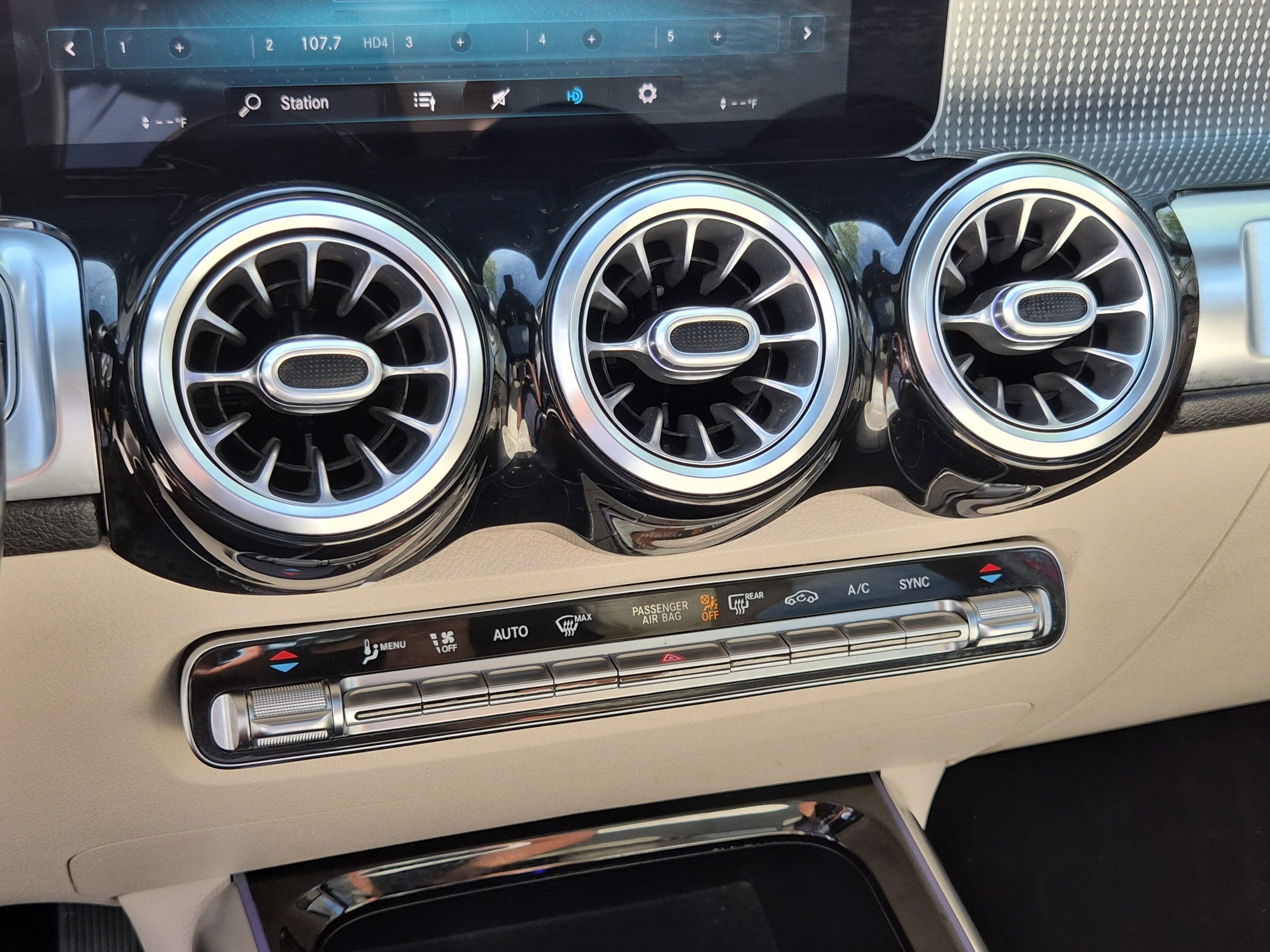 Used 2021 Mercedes-Benz GLB 250 4MATIC w/ Premium Package image 31