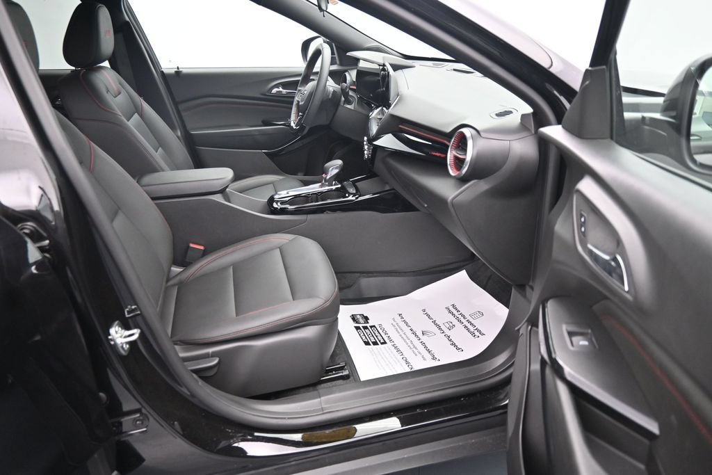 Used 2025 Chevrolet Trax RS w/ Driver Confidence Package FWD image 13