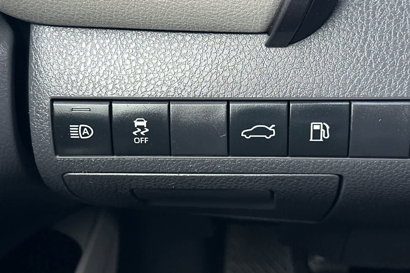 Used 2018 Toyota Camry LE FWD image 30