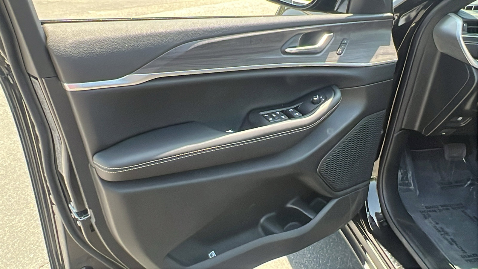 New 2025 Jeep Grand Cherokee L Limited w/ Luxury Tech Group II image 16