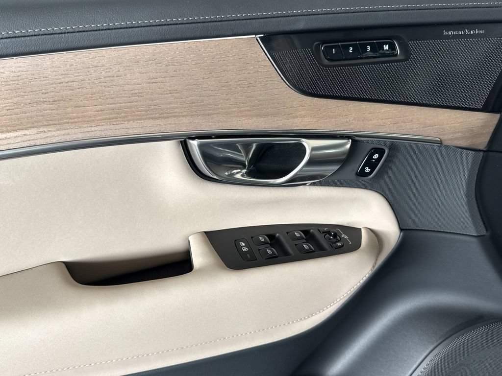 New 2026 Volvo XC90 T8 Plus w/ Protection Package Premier AWD/4WD image 10