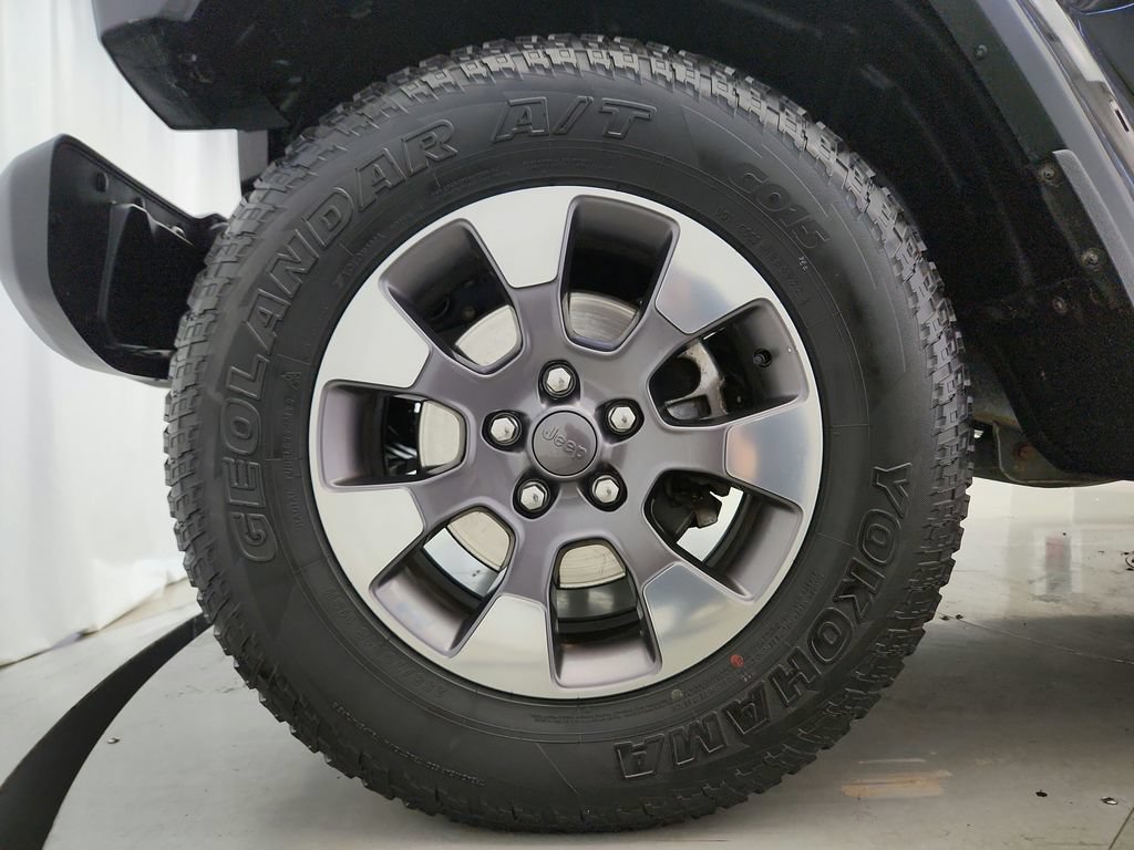 Used 2018 Jeep Wrangler Unlimited Sahara AWD/4WD image 33