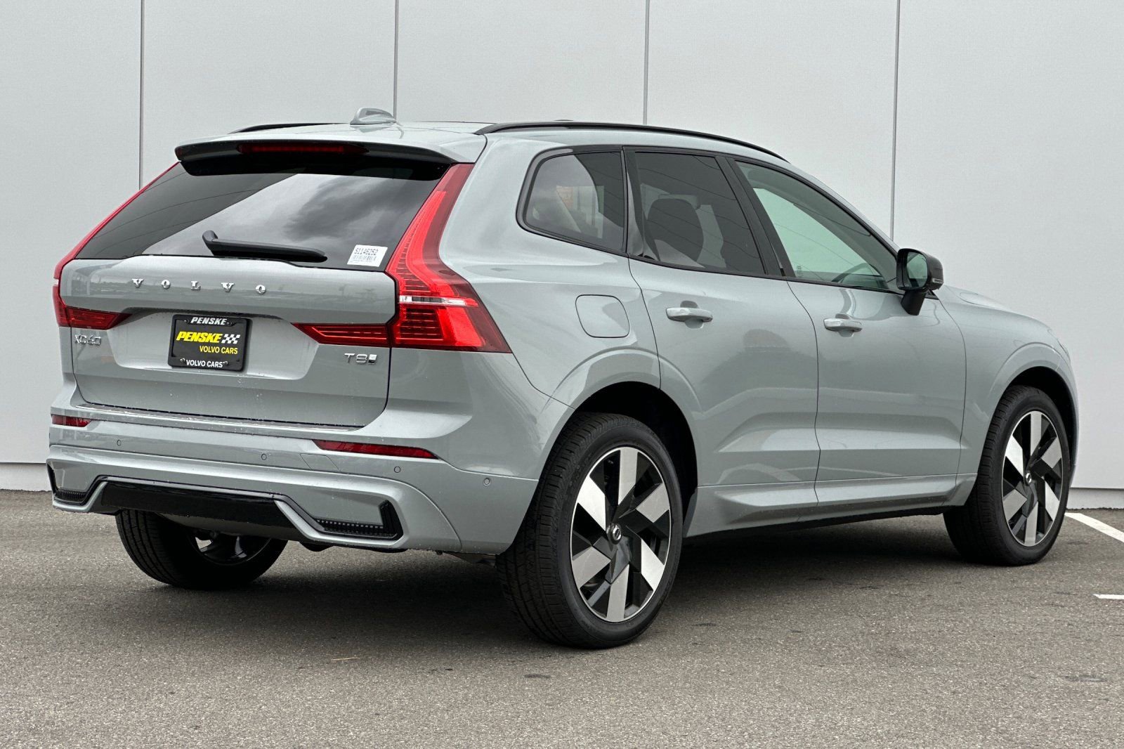 New 2025 Volvo XC60 T8 Plus w/ Protection Package Premier AWD/4WD image 5