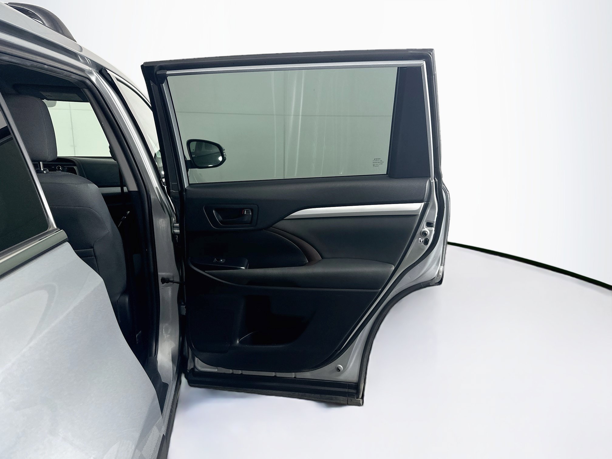 Used 2019 Toyota Highlander LE FWD image 30