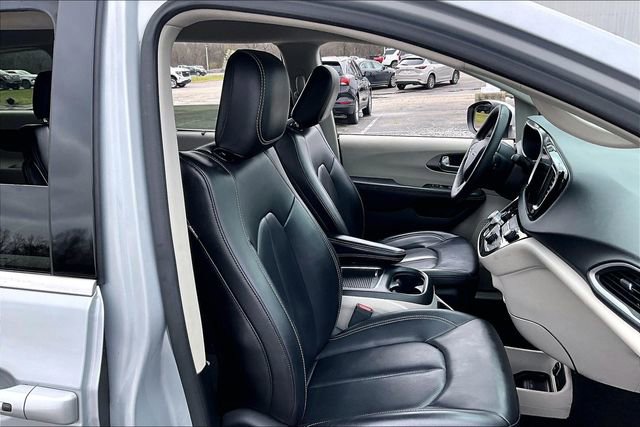 Used 2023 Chrysler Pacifica Touring-L image 29