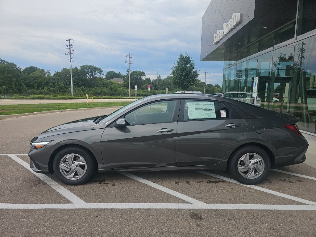 New 2026 Hyundai Elantra SE FWD image 2
