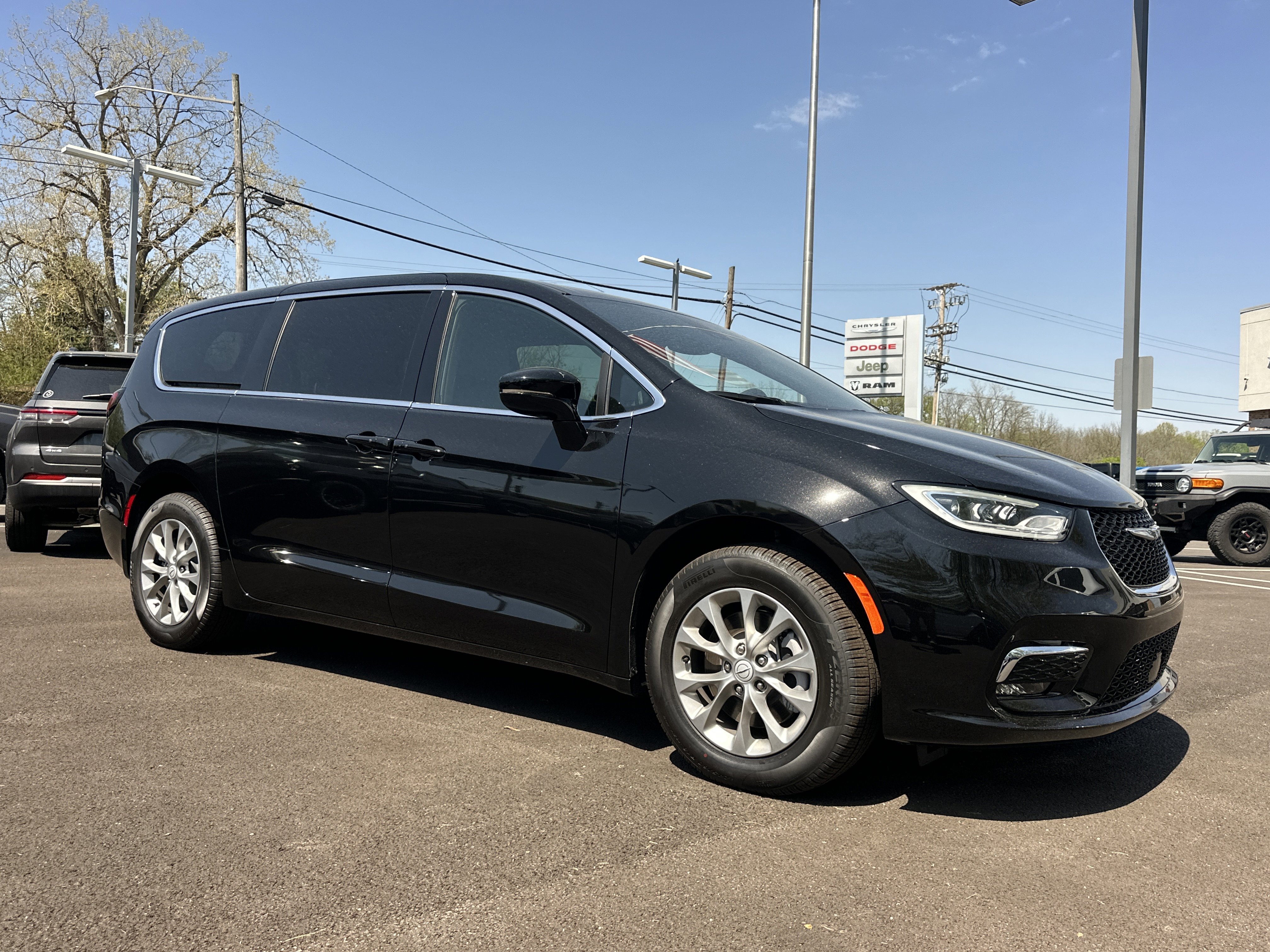 New 2026 Chrysler Pacifica Limited w/ Trailer Tow Group AWD/4WD image 19