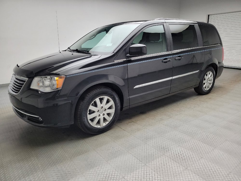 Used 2016 Chrysler Town & Country Touring FWD image 2
