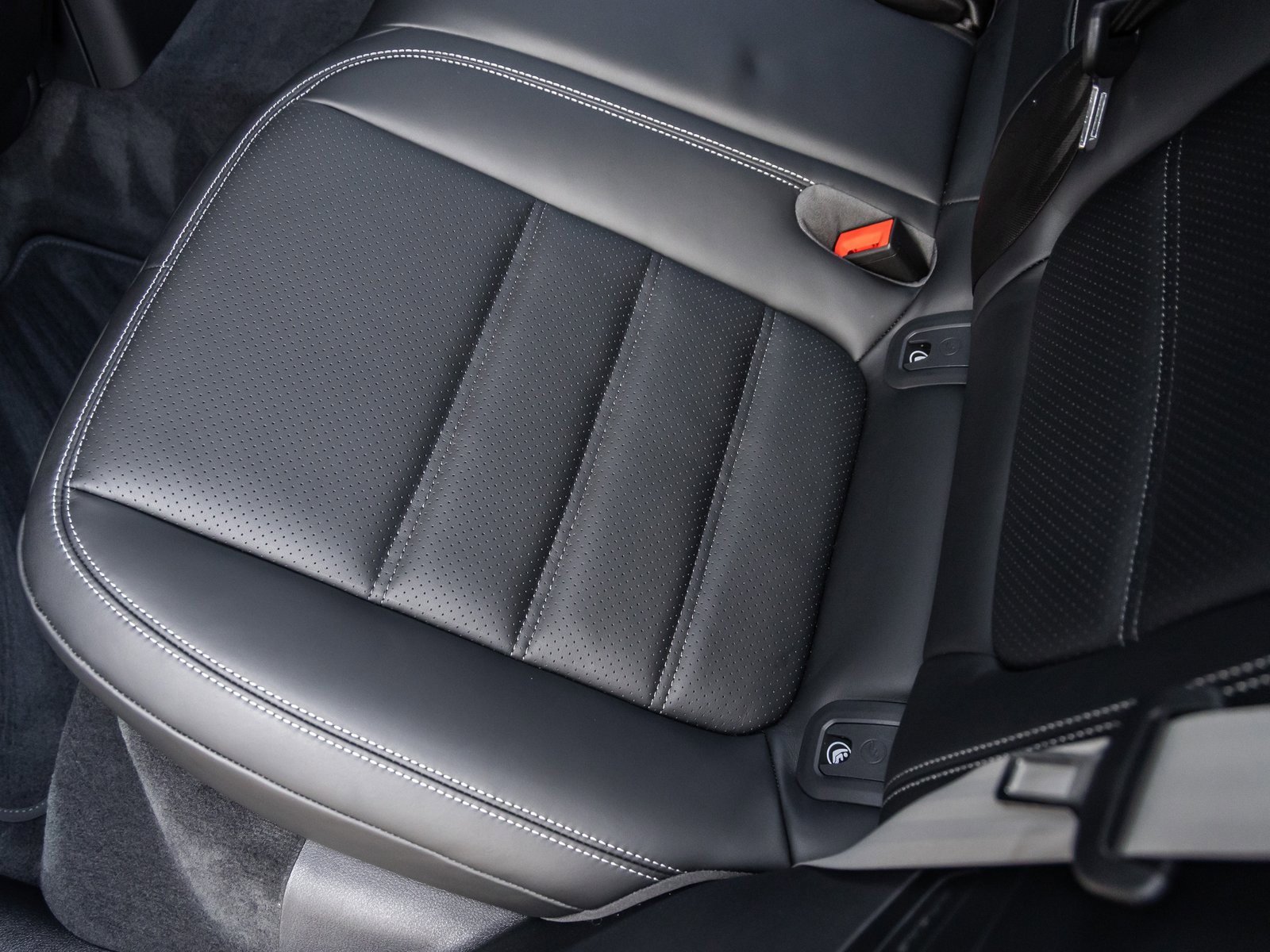 New 2026 Porsche Macan GTS image 37