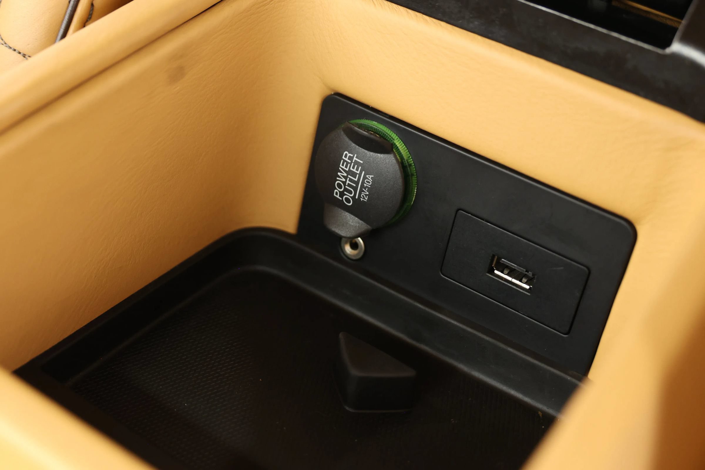 Used 2015 Aston Martin Vanquish Volante RWD image 23