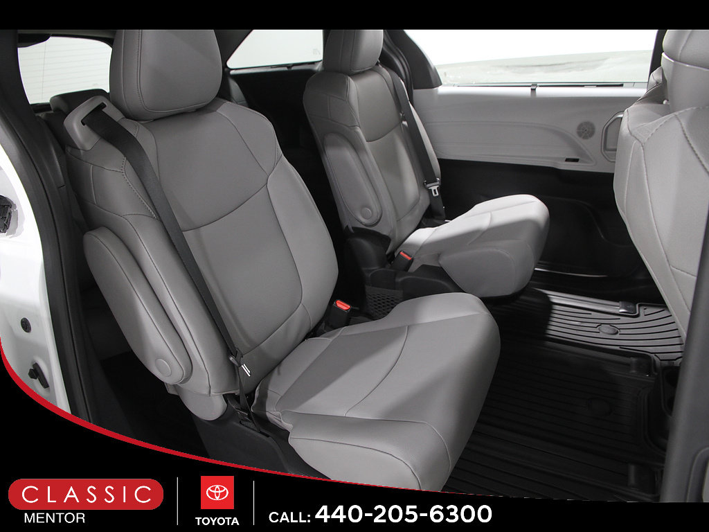 Used 2026 Toyota Sienna XLE FWD image 18