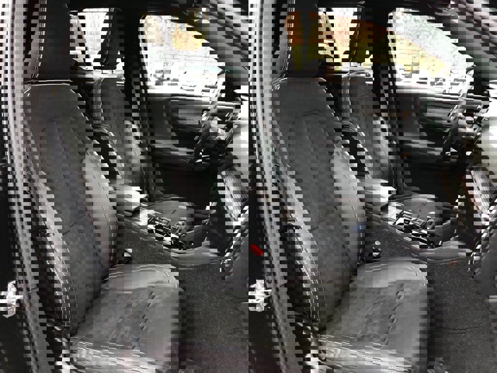 Used 2022 Volvo XC40 T5 R-Design w/ Advanced Package image 33