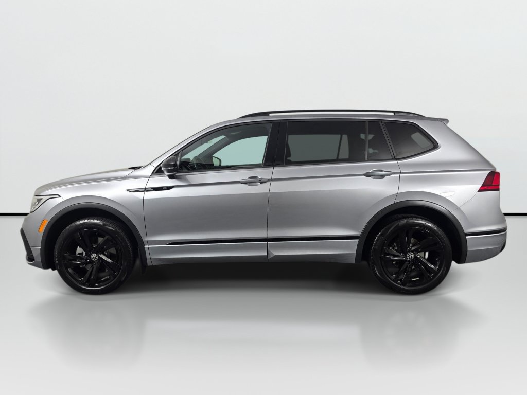 Used 2024 Volkswagen Tiguan SE R-Line AWD/4WD image 2