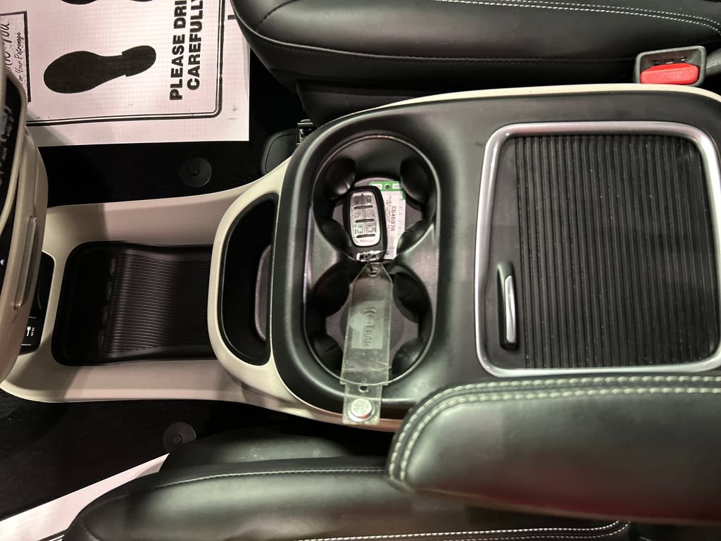 Used 2024 Chrysler Pacifica Touring-L w/ Uconnect Theater Family Group FWD image 21