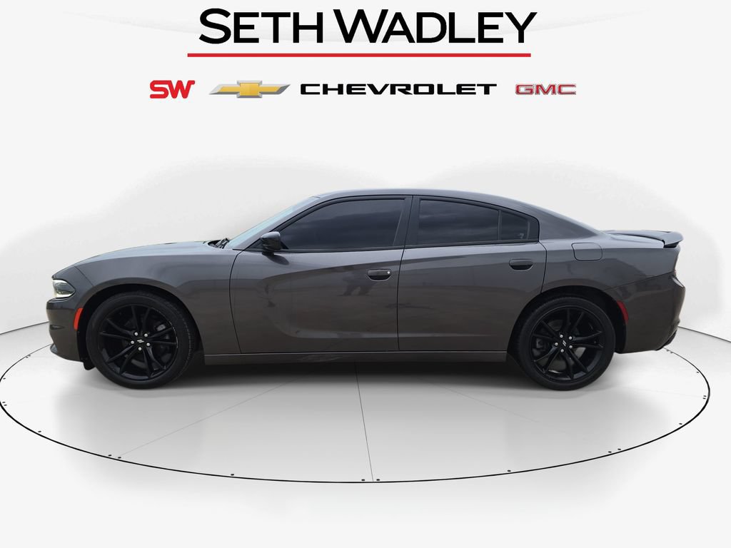 Used 2018 Dodge Charger SXT w/ Blacktop Package RWD image 4