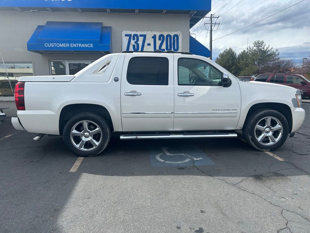 Used 2013 Chevrolet Avalanche LTZ image 8