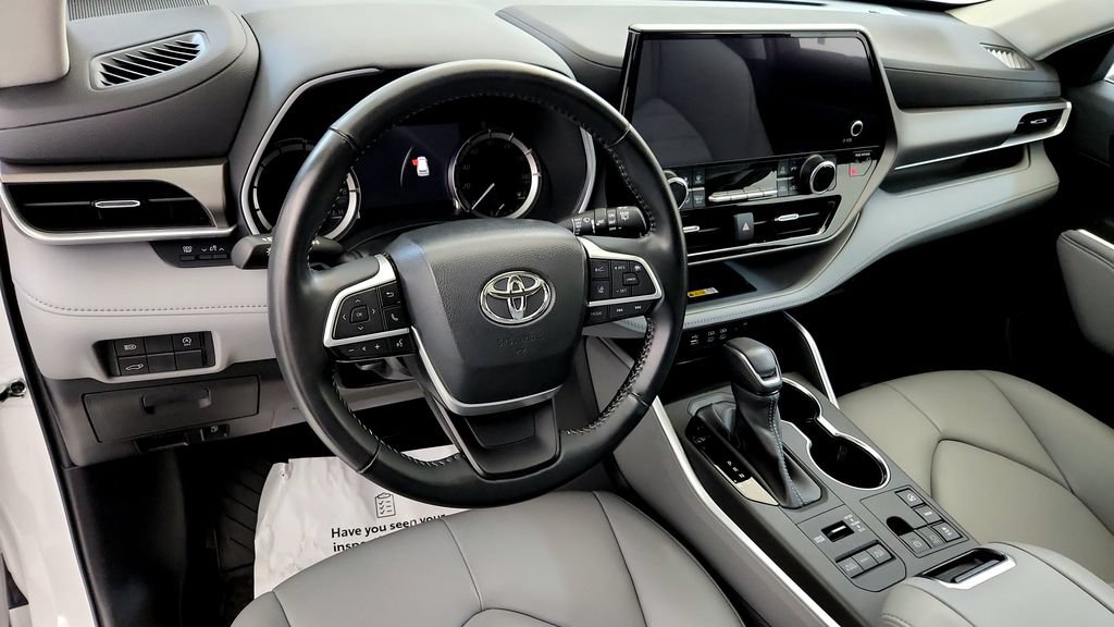 Used 2023 Toyota Highlander XLE AWD/4WD image 25