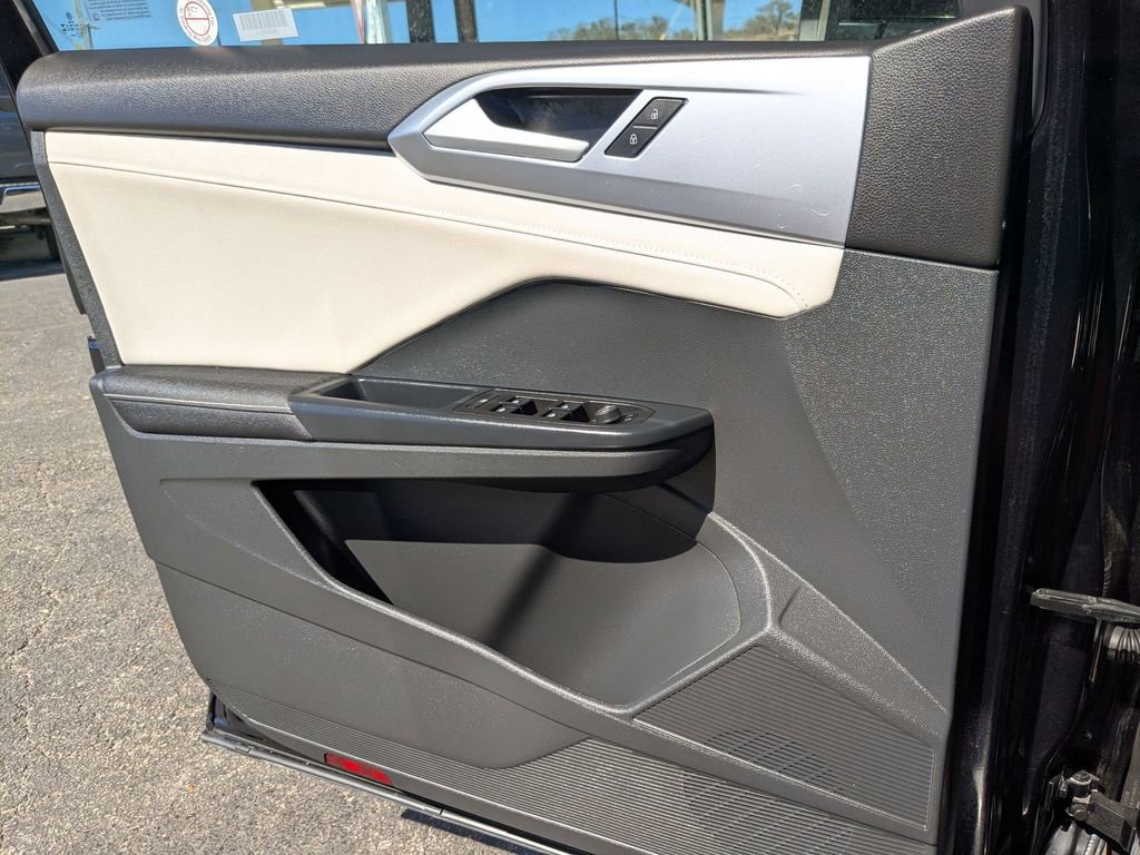 Used 2025 Volkswagen Taos SE image 15