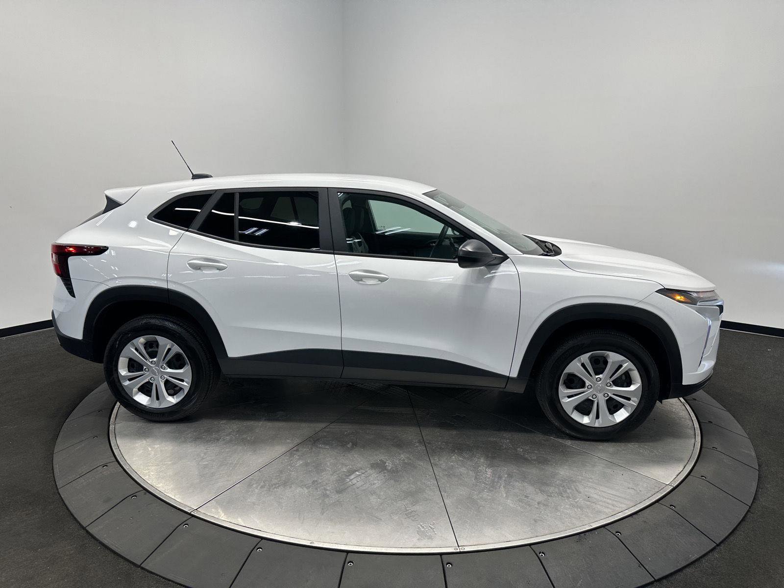Used 2025 Chevrolet Trax LS FWD image 8